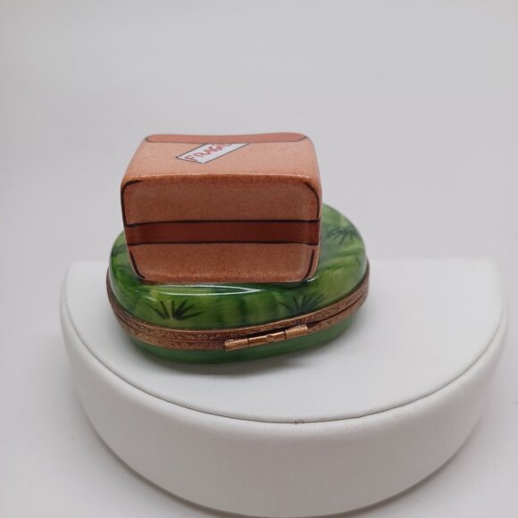 Limoges France Porcelain Cat in Box On Green Grass Trinket Box Peint Main - Picture 7 of 14